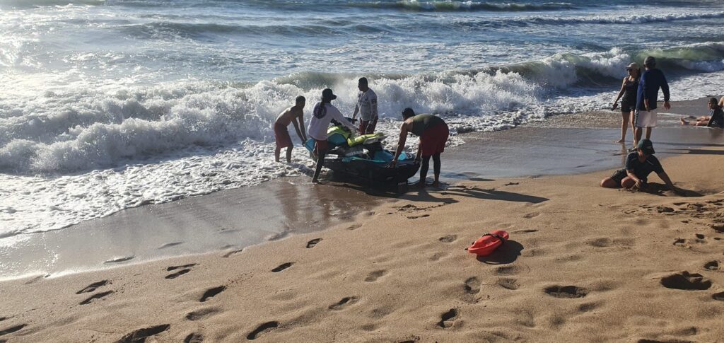 Policía Acuática salva a cinco turistas en dos acciones diferentes